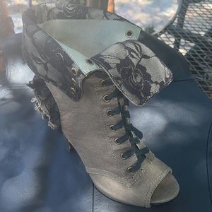 NWOT BETSEY JOHNSON Lizzzy Peep-Toe Boots Size 10. Gorgeous!